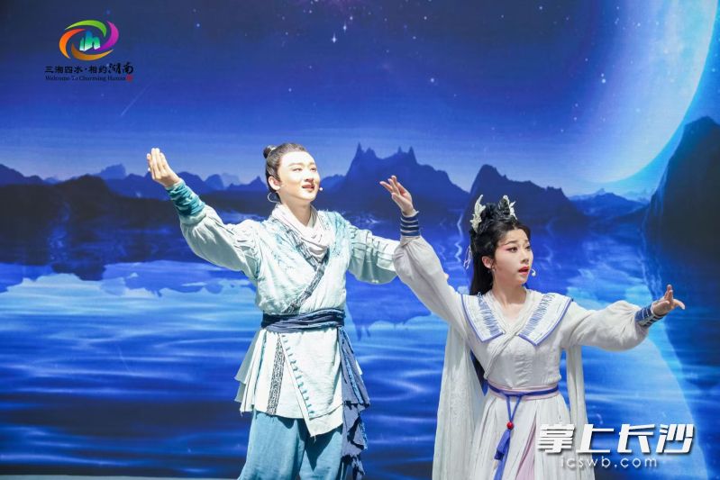 现场演出《新刘海砍樵》片段。