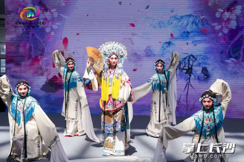 现场表演。