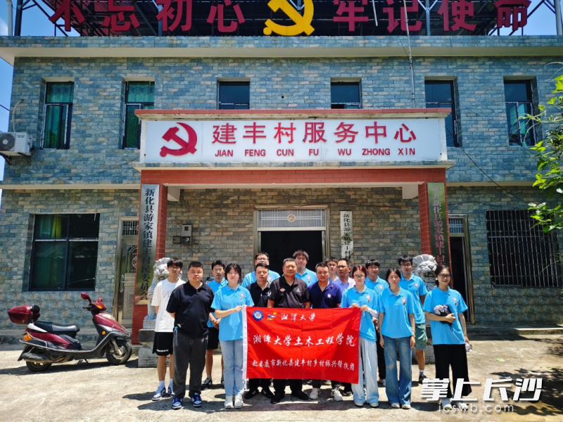 实践团成员把专业知识化作守护乡村的坚实力量，描绘乡村全面振兴蓝图。