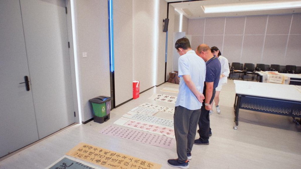 评审评选作品。