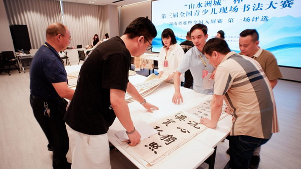 评委在激烈讨论。
