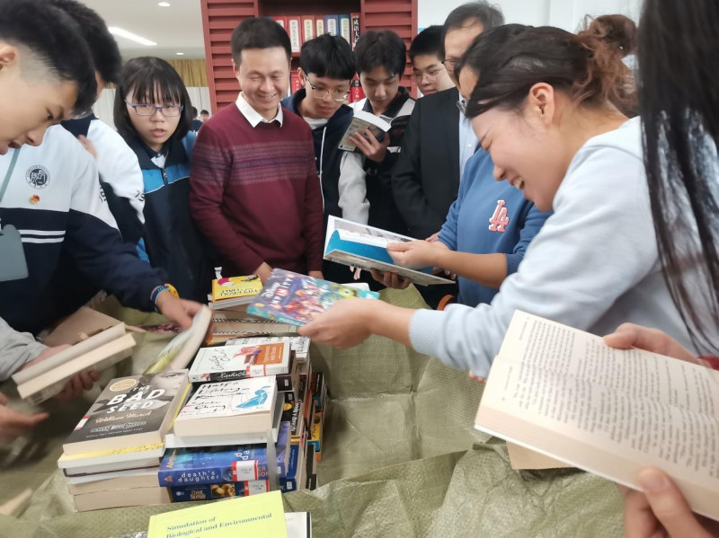 外文图书受长郡学子欢迎。