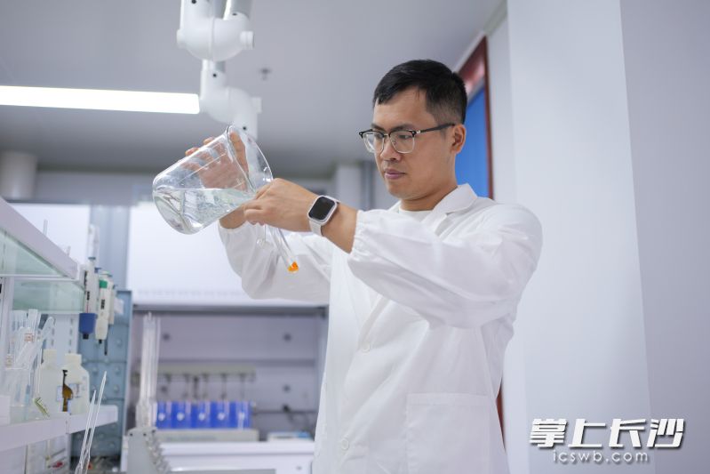 吴超在做水质检测。长沙晚报全媒体记者 何文瑞 摄