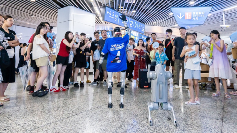 6月28日下午，莽山五指峰联合天闻地铁传媒在长沙地铁五一广场站，带来一场集趣味互动、科技体验与避暑推介于一体的快闪活动。均为通讯员供图
