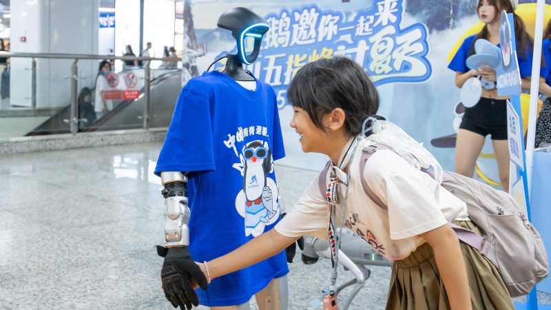 小朋友正在与机器人互动。