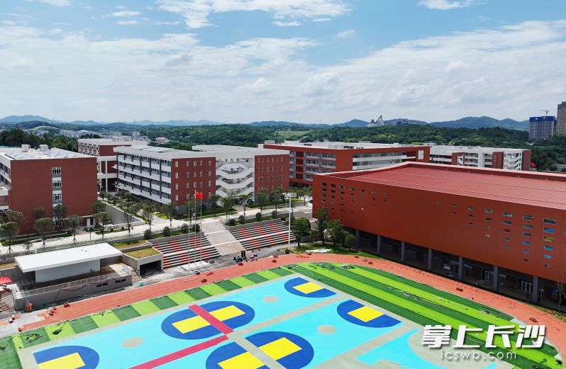 走进校园，红白相间的建筑群映入眼帘，教学楼、体育场、宿舍楼等建筑均已完工。 长沙晚报通讯员 徐坤 供图