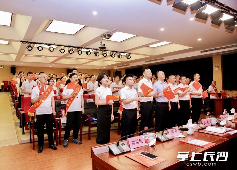 听课的全体党员重温誓词，激情高歌。