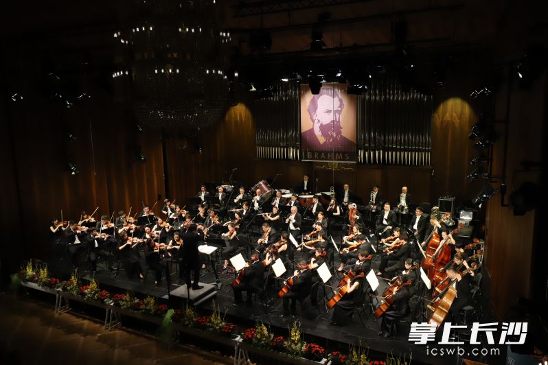 当地时间6月30日，长沙交响乐团献演2025奥地利沃尔特古典音乐节。 均为长沙晚报通讯员朱寒冰供图