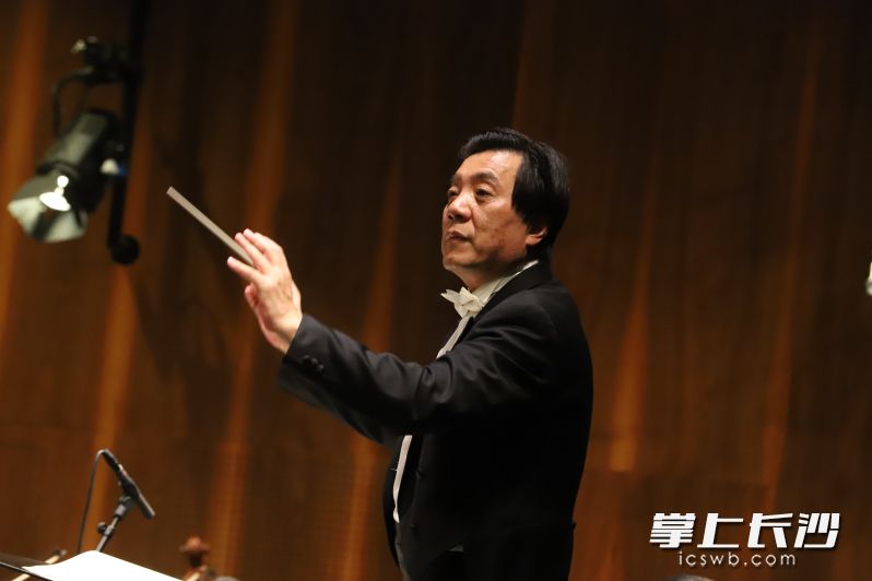 长沙交响乐团音乐总监、首席指挥范焘执棒。
