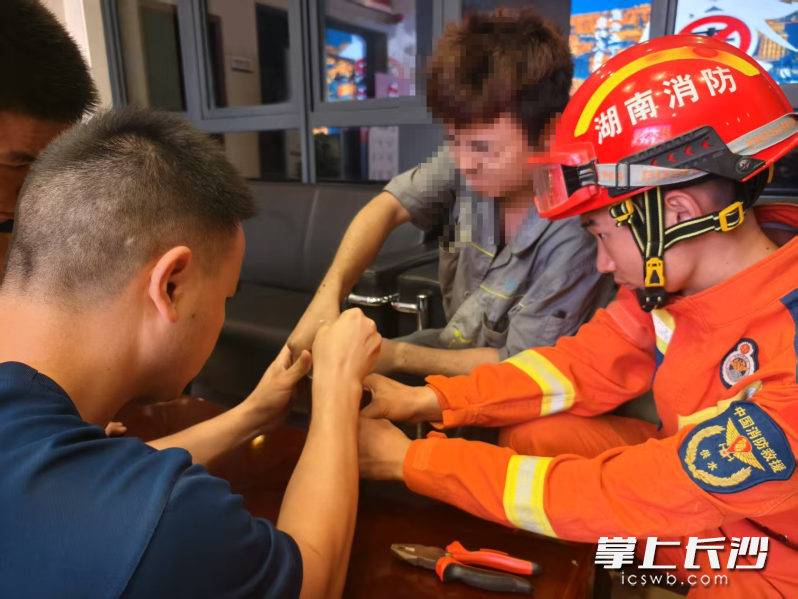 消防员正在帮助工人脱困。 长沙晚报通讯员 袁喆 摄