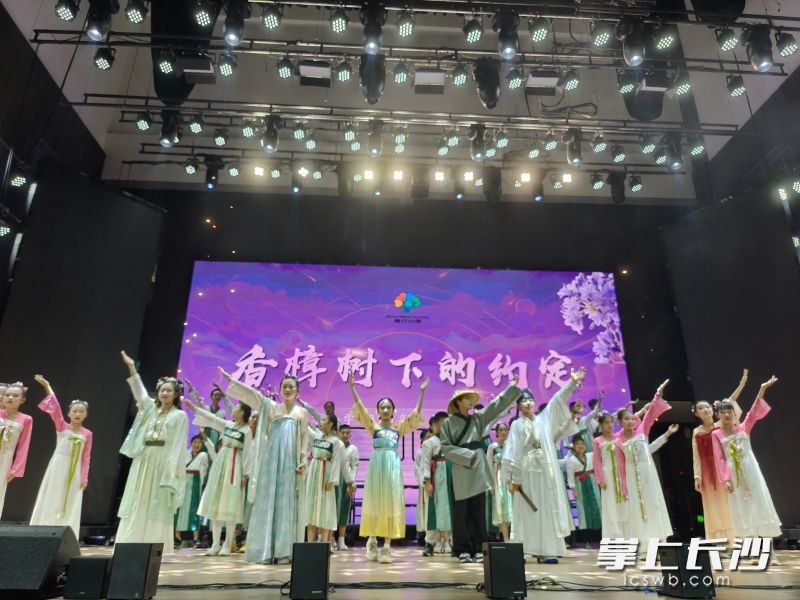 主题为“香樟树下的约定”的博才小学2025届小学毕业典礼，在该校东校区大剧院举行。均为长沙晚报通讯员刘洋卓供图