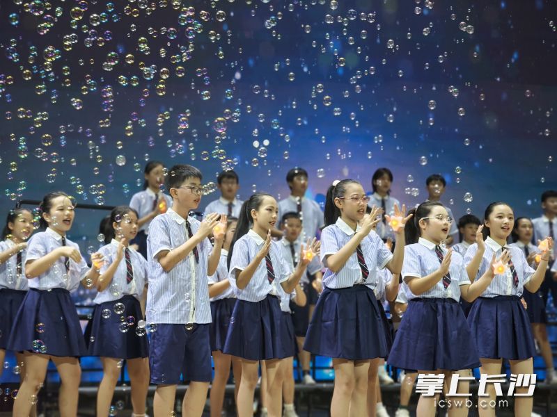 毕业典礼上，同学们带来了一个个精彩的节目。