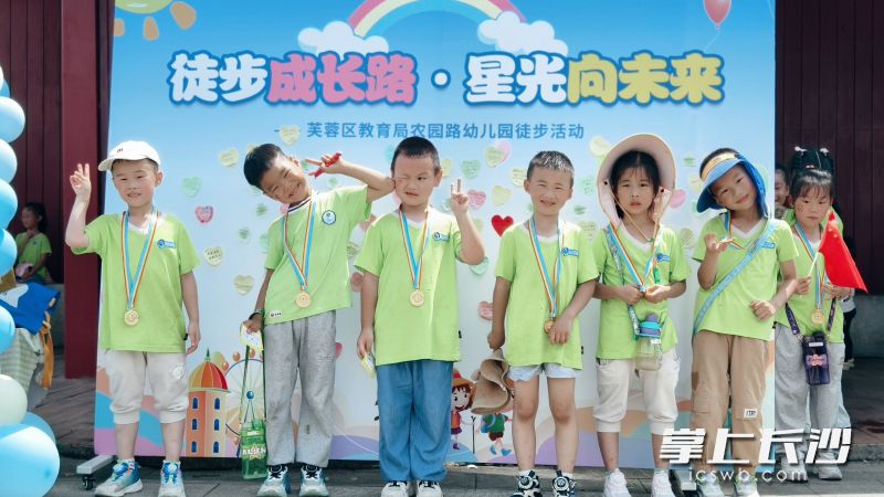 打卡归来，快乐地留下童年印记。