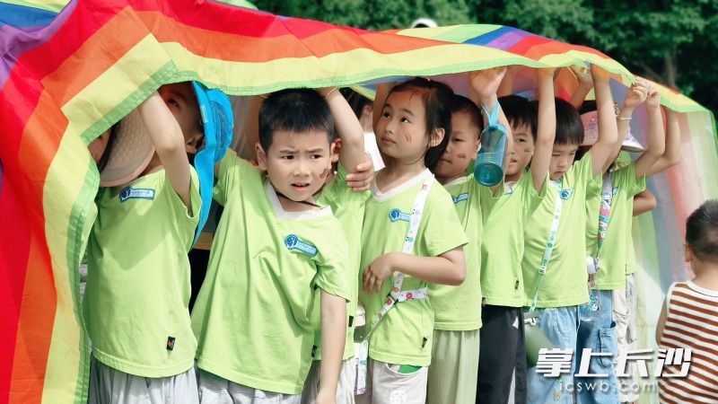 沿途设置的欢乐游戏站，如“彩虹伞”“同舟共济”“手脚并用”等游戏，消除幼儿疲劳。