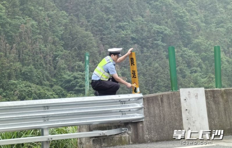 湖南规范高速道路标志标牌。 湖南高速交警供图