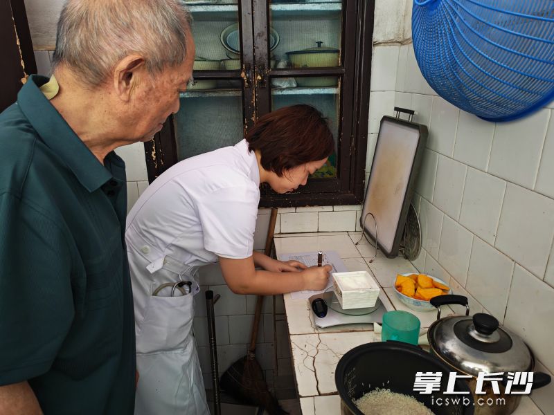 芙蓉区火星街道社区卫生服务中心护士黄佳俊正在记录彭爷爷家的油盐初始重量。 图片均为长沙晚报全媒体记者 徐媛 摄