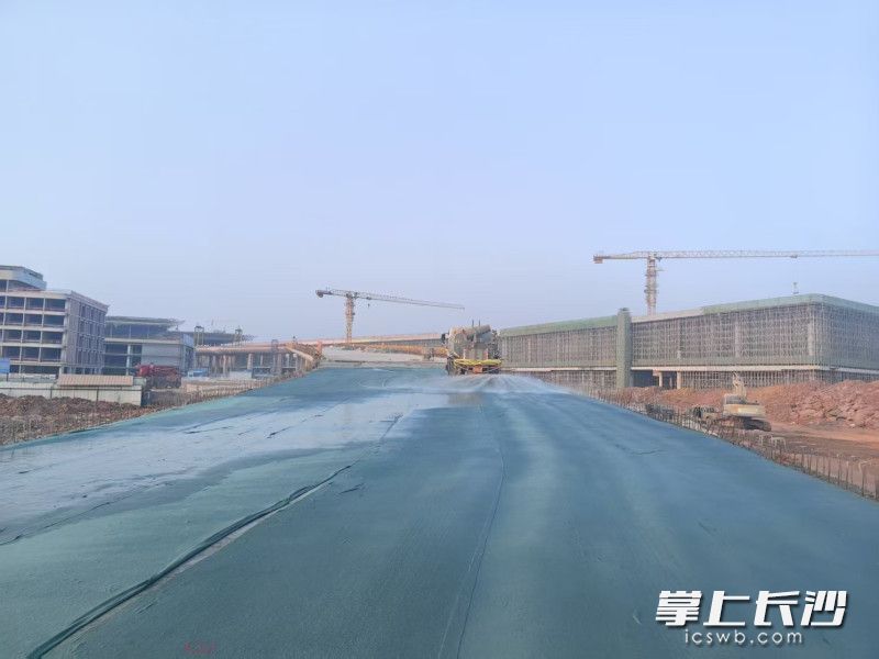 长沙机场改扩建工程楼前高架桥全桥结构实现全线贯通。长沙晚报通讯员 向思豪 摄