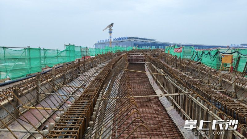 截至目前，项目已完成全部105根桩基施工、84个承台（含桥台承台）浇筑。 长沙晚报通讯员 向思豪 摄
