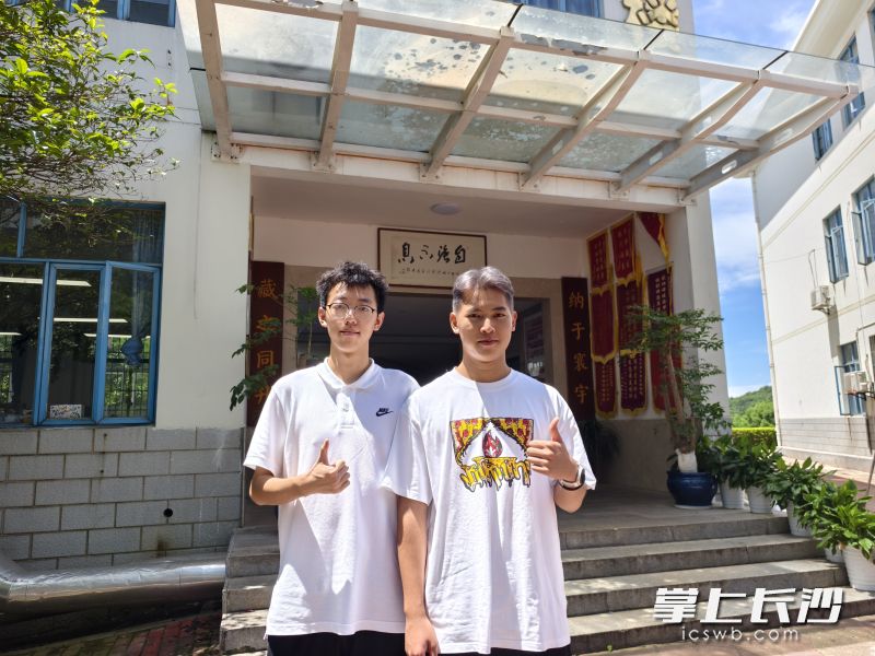 从幼儿园到高中，在长沙同升湖实验学校龙海扬（右）和丁宇轩（左）同窗15年。长沙晚报通讯员 胡琨彬 摄