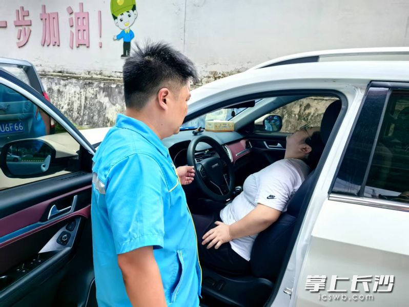 加油站员工发现车主出现中暑状况。 均为长沙晚报通讯员张莉供图