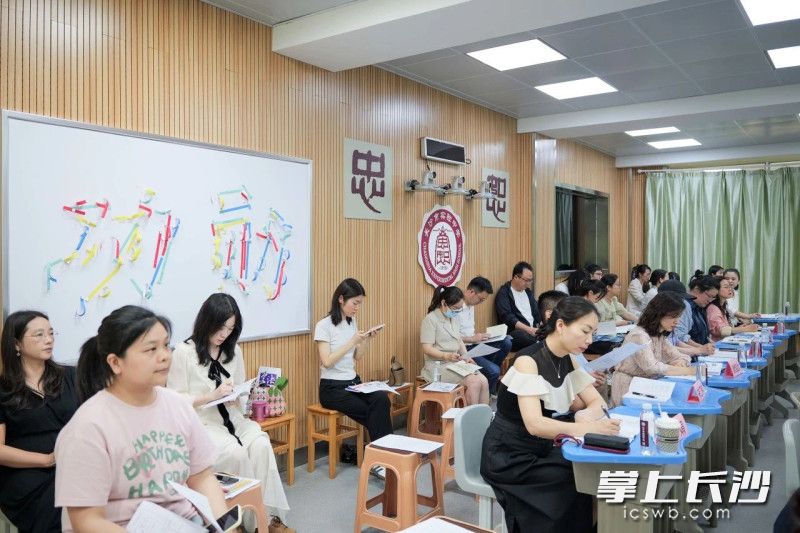 老师们潜心教研。