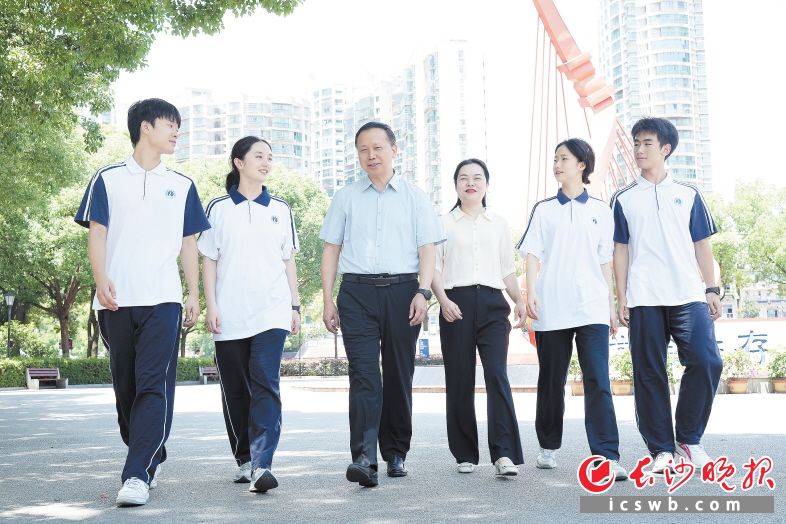 麓山国际实验学校党委书记向雄海（左三）与校长杨革非（左四），被师生亲切地称为“一麓向阳”组合。林暘 摄