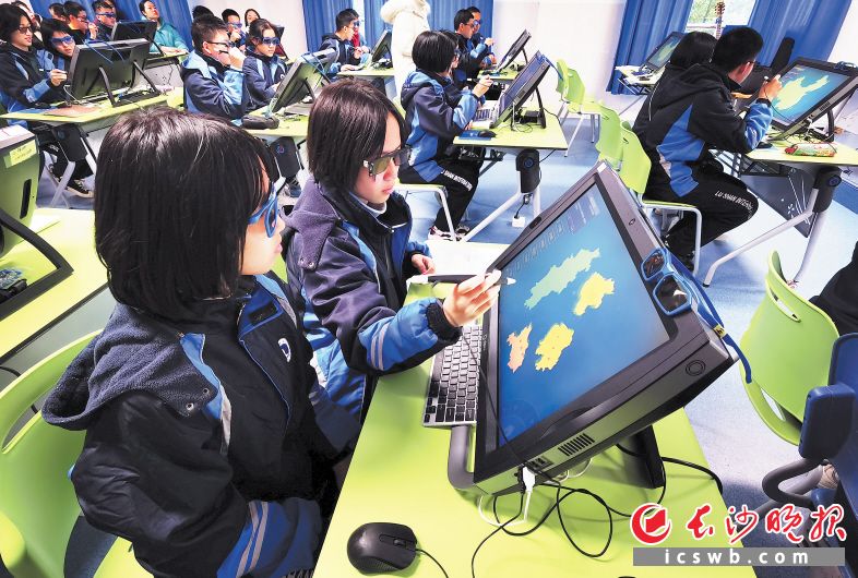 智慧课堂培育学生高阶思维能力。除署名外均为学校 供图