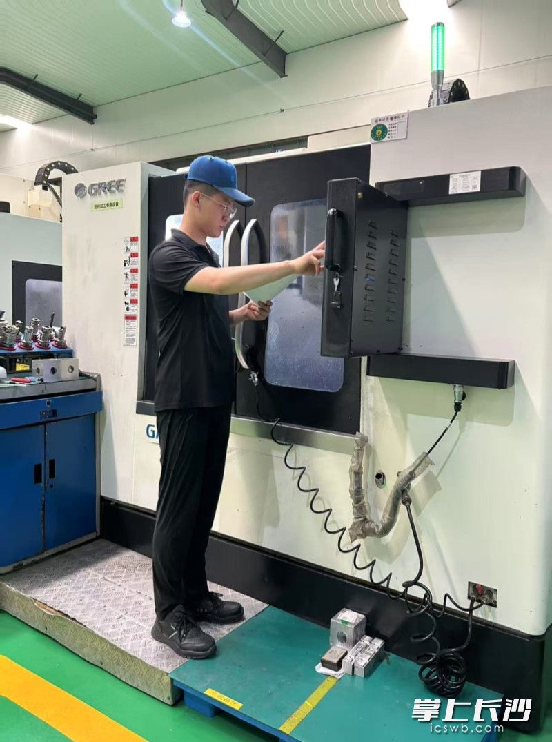 黄忠覃在操作车床。均为市文明办供图