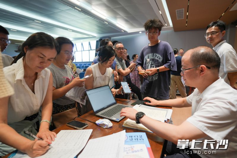 湖南师大附中大泽湖校区举行校园开放日活动。