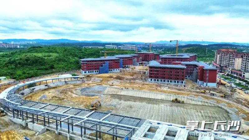 湖南师范大学附属贵安学校高中部项目建设现场。 图片来源：贵阳网