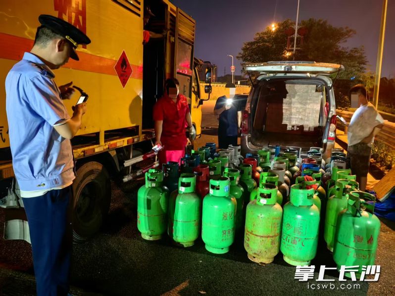 被查获的改装面包车内，46个颜色混杂的气瓶堆满车厢，安全隐患巨大。 均为长沙县行政执法局供图