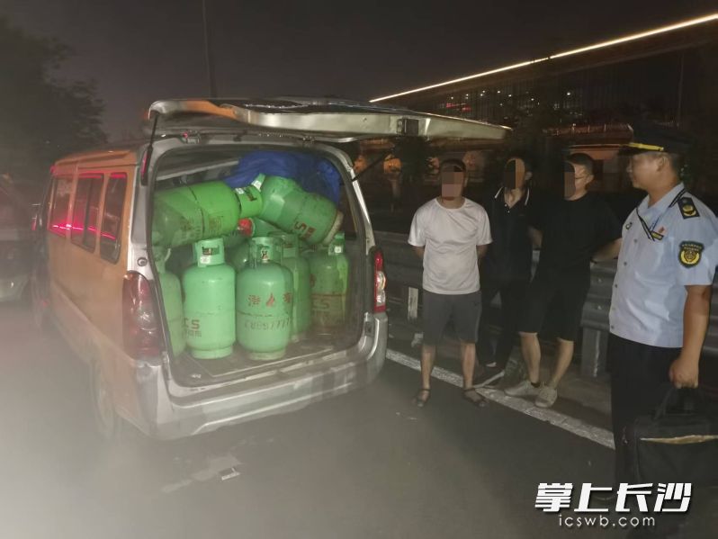 查获的气瓶来源混杂，分属长沙、平江、湘乡等地企业，瓶身有五种不同颜色的标识。