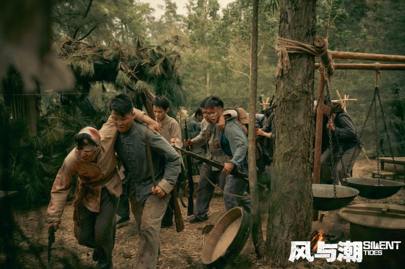 《风与潮》以抗战时期澳门的金融和贸易战为背景，展现了不屈不挠的爱国精神、守望相助的民族情怀。