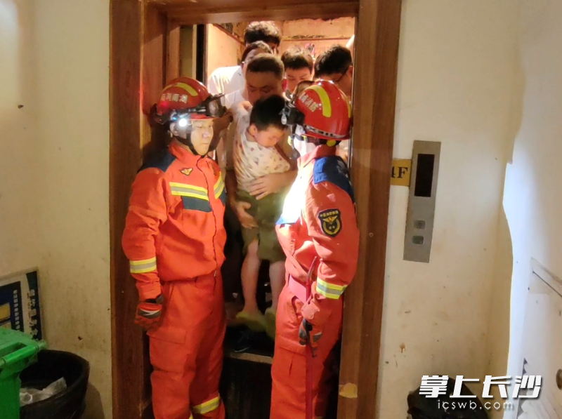 在消防员的帮助下，被困电梯人员成功脱险。 长沙晚报通讯员 罗霜操 摄
