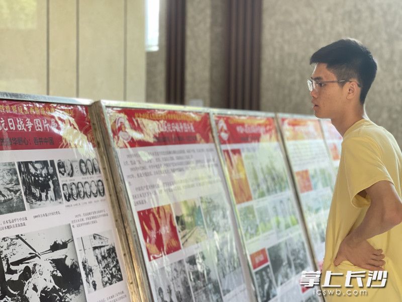 7月4日，“中国人民抗日战争图片展”在长沙市群众艺术馆展出。
