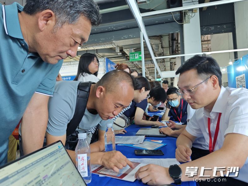 2025年长沙市中考招生咨询会公益活动现场，长沙市教育局职成处处长胡平跟家长介绍职高招生情况。长沙晚报全媒体记者 岳霞 摄