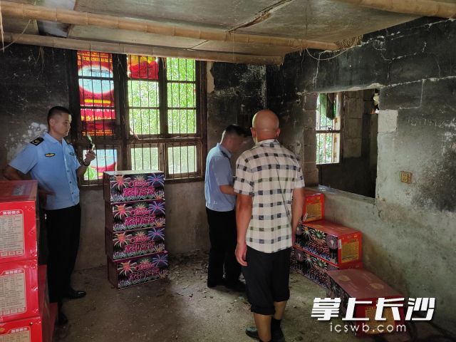经现场清点核实，民房内非法存放烟花爆竹299件。  长沙晚报通讯员 彭沛川供图