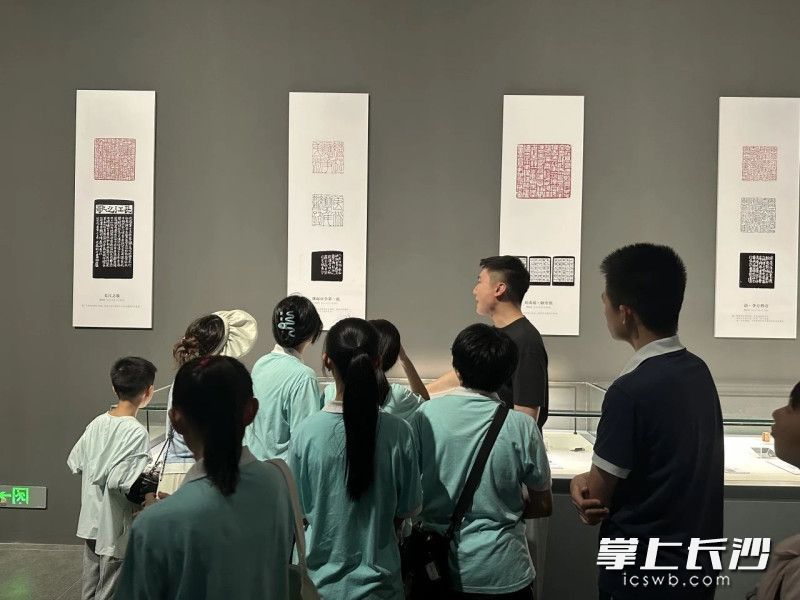 在美术馆专业导览员的带领下，同学们参观展览。