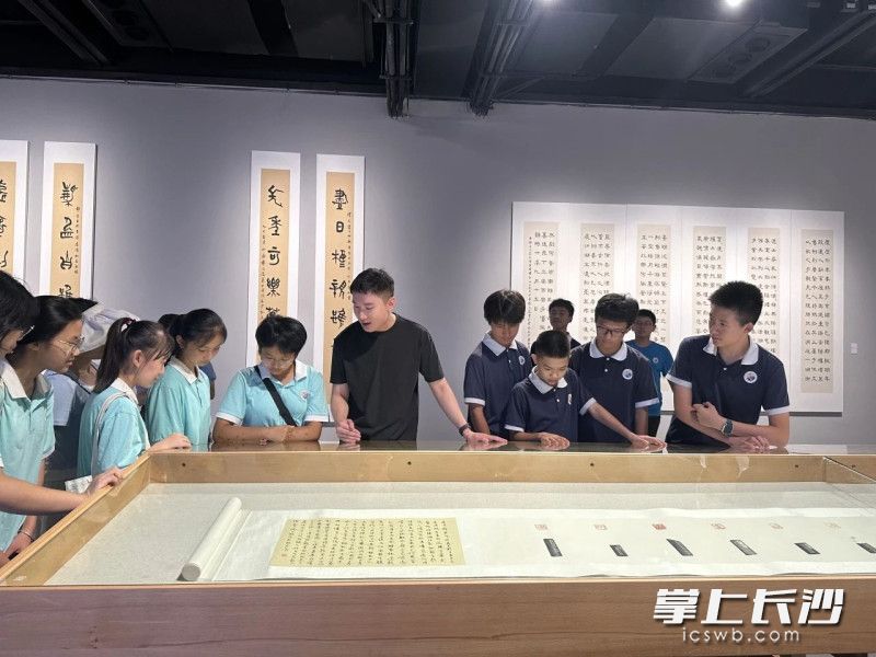 同学们欣赏书法作品。