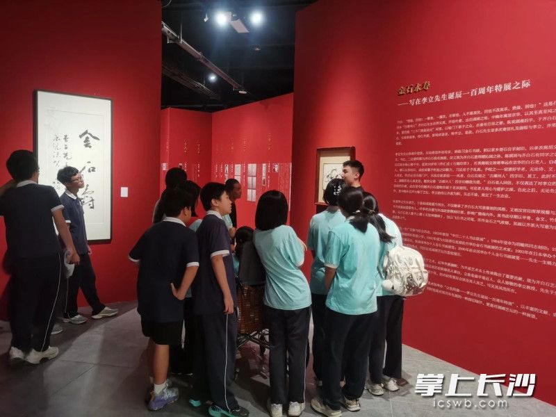 同学们参观“立也用意——李立先生的篆刻书法作品展”。