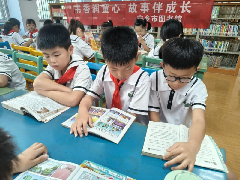 同学们在图书馆认真读书。均为长沙晚报通讯员黎婧 付兰香供图 同学们在图书馆认真读书。均为长沙晚报通讯员黎婧 付兰香供图