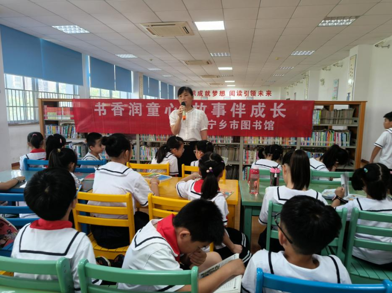 工作人员讲述图书馆的“布局奥秘”。 工作人员讲述图书馆的“布局奥秘”。