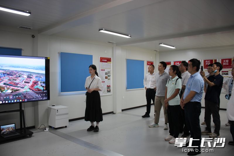 党员们认真参观湖大科创港项目智慧建造展厅和党建阵地，深入了解智能建造技术应用与党建融合实践。  通讯员供图