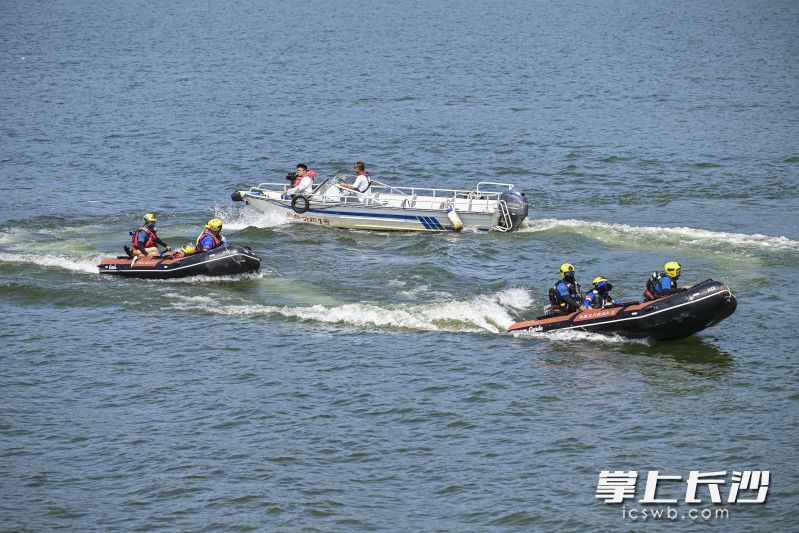 城发橘子洲公司在蓝天救援队的协助下迅速救起落水人员。 城发橘子洲公司在蓝天救援队的协助下迅速救起落水人员。