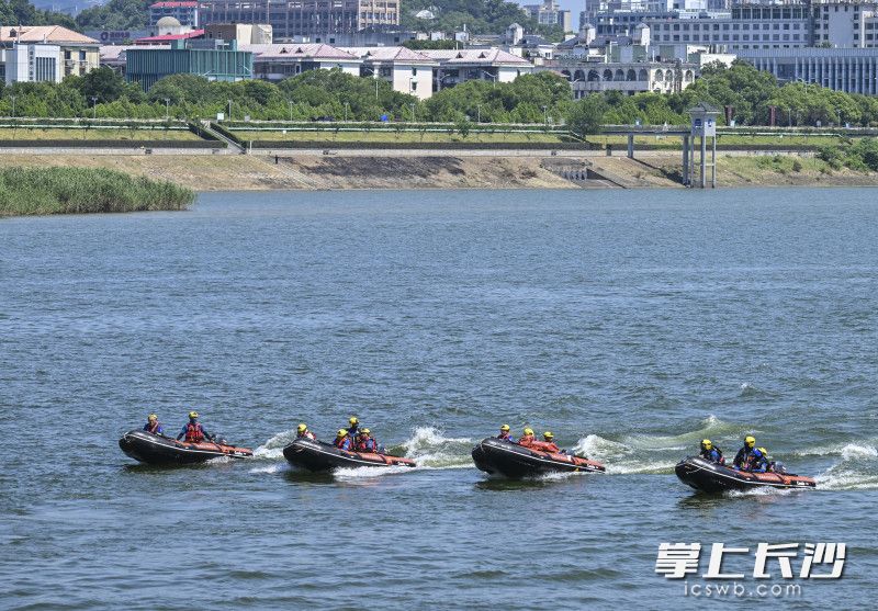 4艘救援艇精准定位施救。 4艘救援艇精准定位施救。