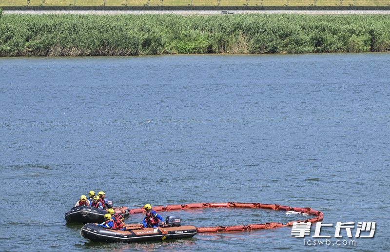 救援队4艘快艇拖着围油栏将“溢油”围堵并回收。 救援队4艘快艇拖着围油栏将“溢油”围堵并回收。