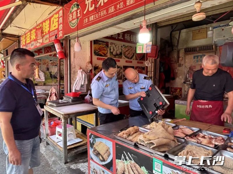 雨花区市场监管局重点对全区农贸市场、流动摊贩等场所的电子秤进行全面排查。 通讯员 陈静 摄