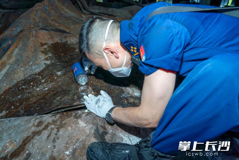 消防员在勘验。 消防员在勘验。