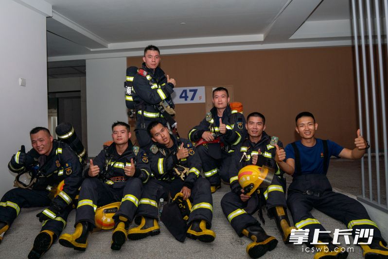 消防队员演练后休息。 消防队员演练后休息。