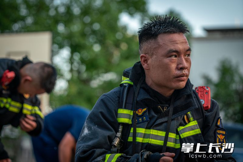消防队员挥汗如雨。 长沙晚报通讯员 张佳欣 摄 消防队员挥汗如雨。 长沙晚报通讯员 张佳欣 摄